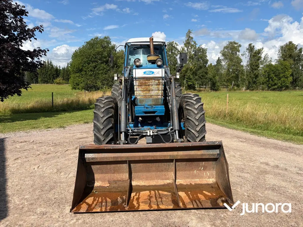 Traktor med frontlastare Ford 8210
