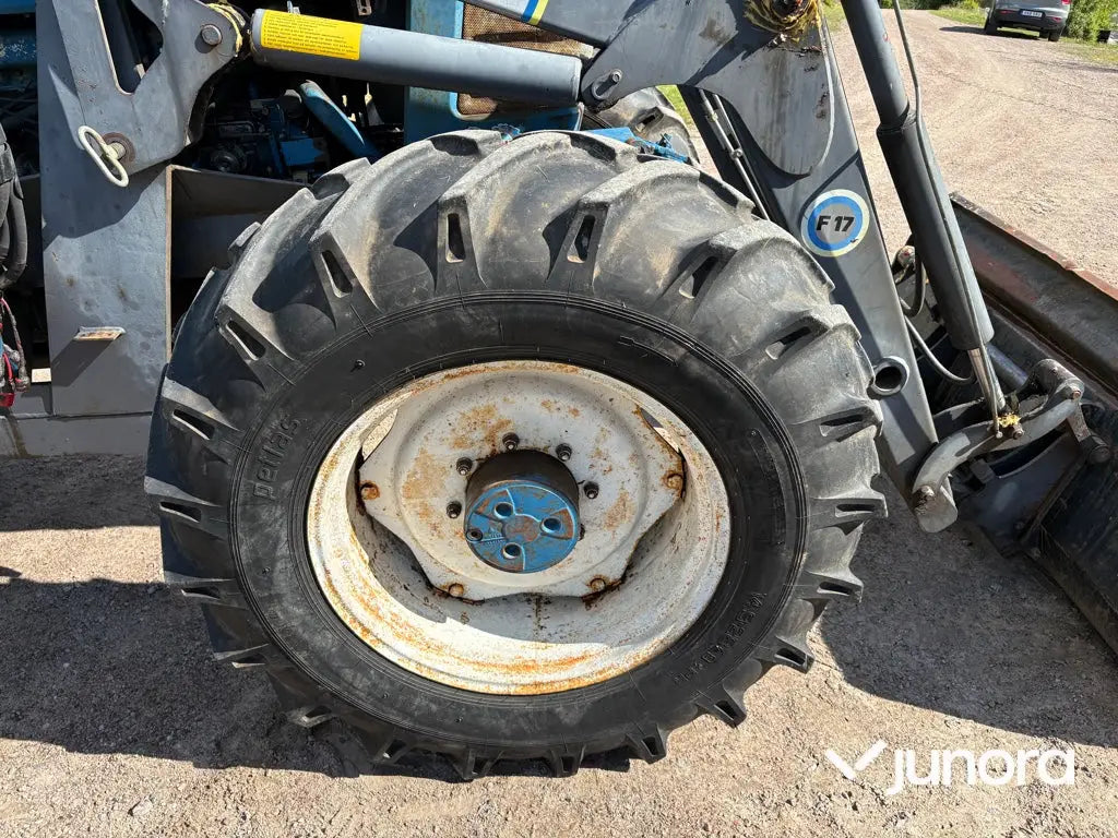 Traktor med frontlastare Ford 8210