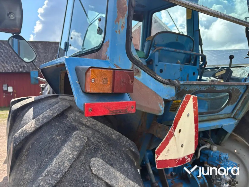 Traktor med frontlastare Ford 8210