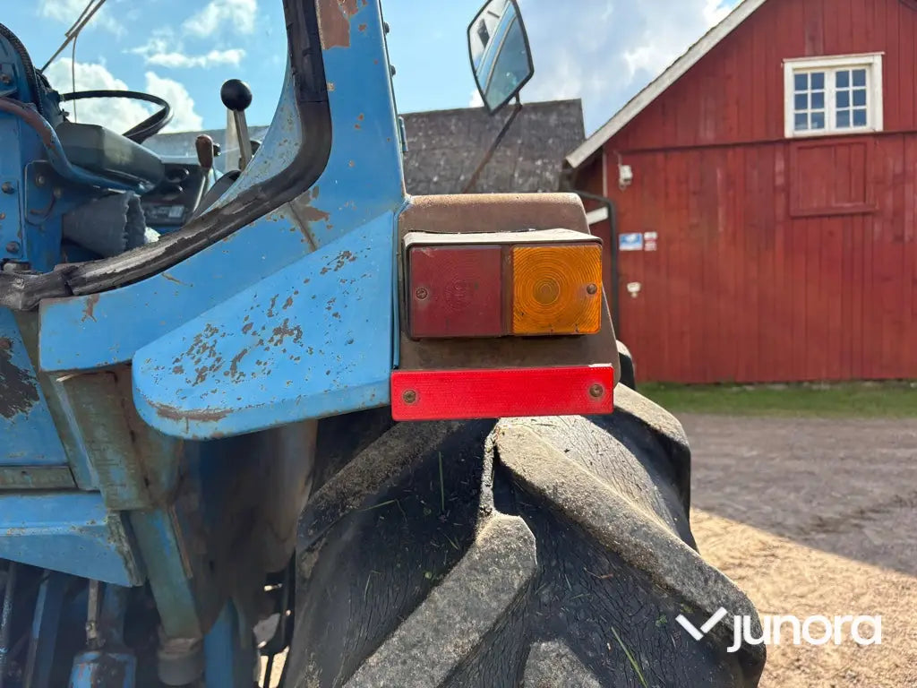 Traktor med frontlastare Ford 8210
