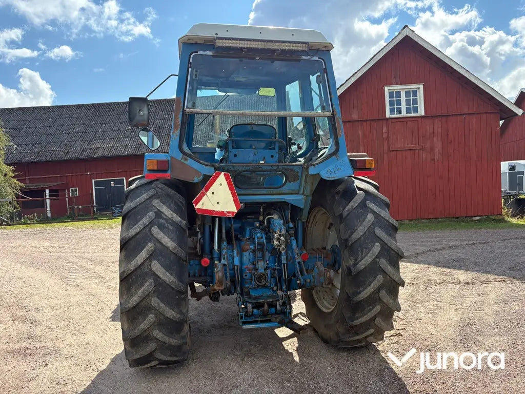 Traktor med frontlastare Ford 8210