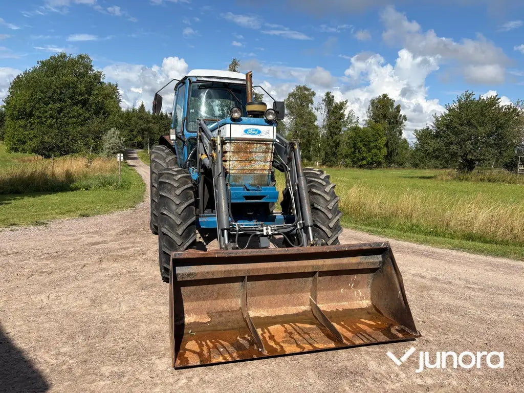 Traktor med frontlastare Ford 8210