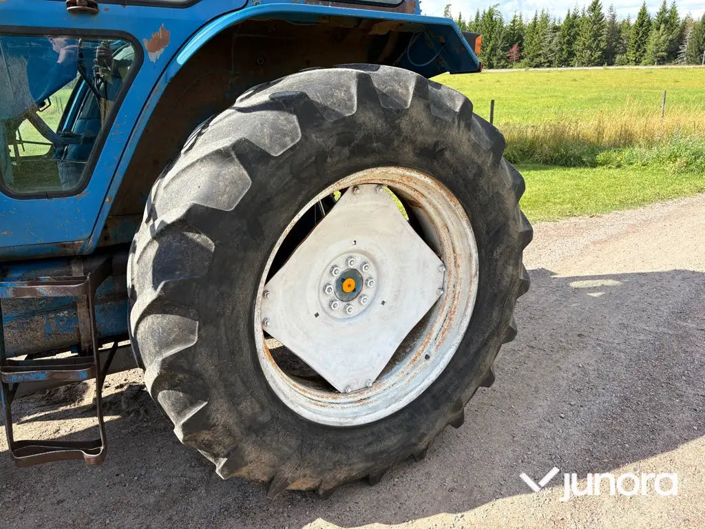 Traktor med frontlastare Ford 8210