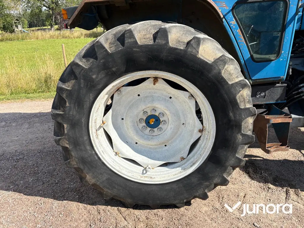 Traktor med frontlastare Ford 8210
