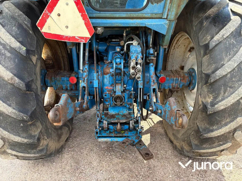 Traktor med frontlastare Ford 8210