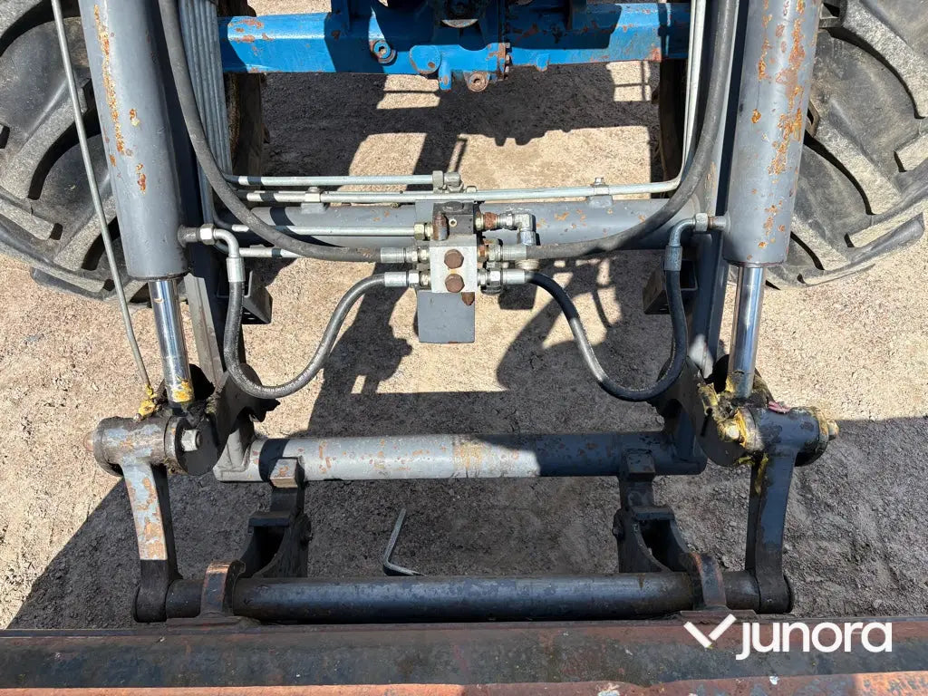 Traktor med frontlastare Ford 8210