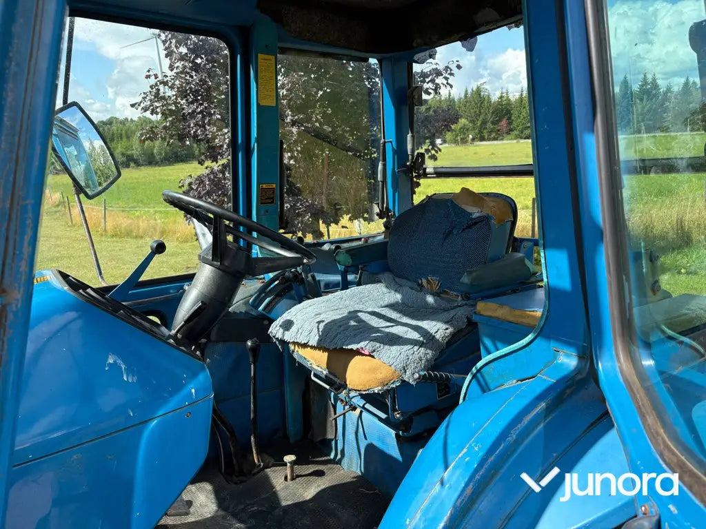 Traktor med frontlastare Ford 8210
