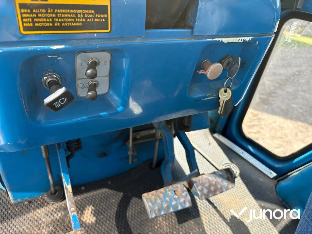 Traktor med frontlastare Ford 8210