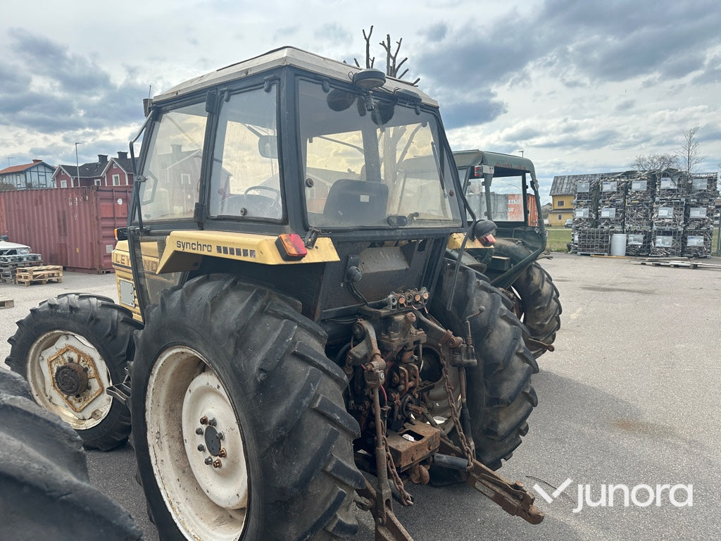 Traktor - Leyland 704 4 WD
