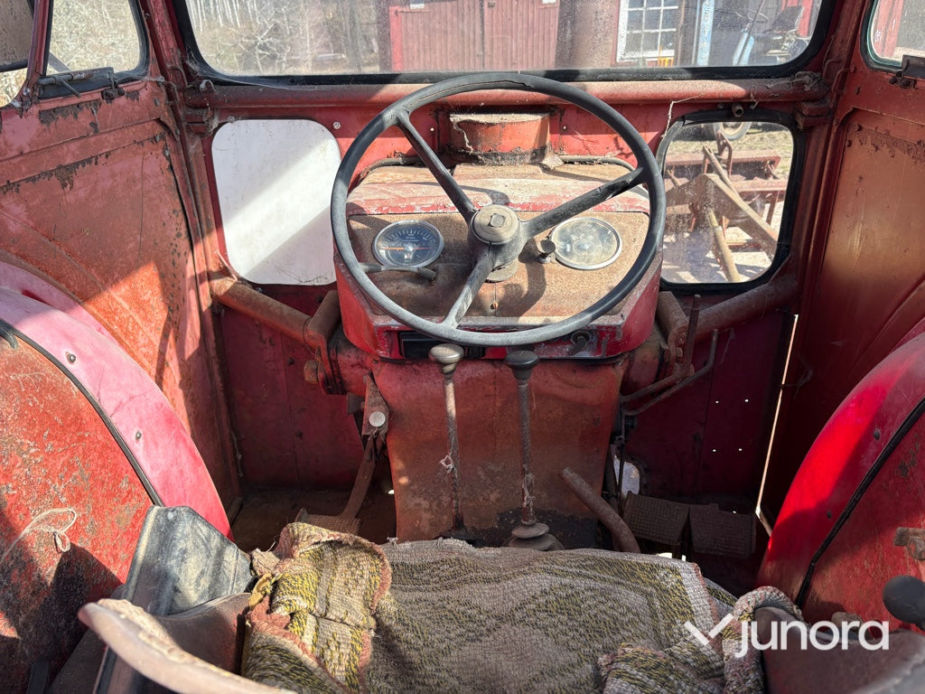 Traktor - Mc Cormick, Intern 523 D