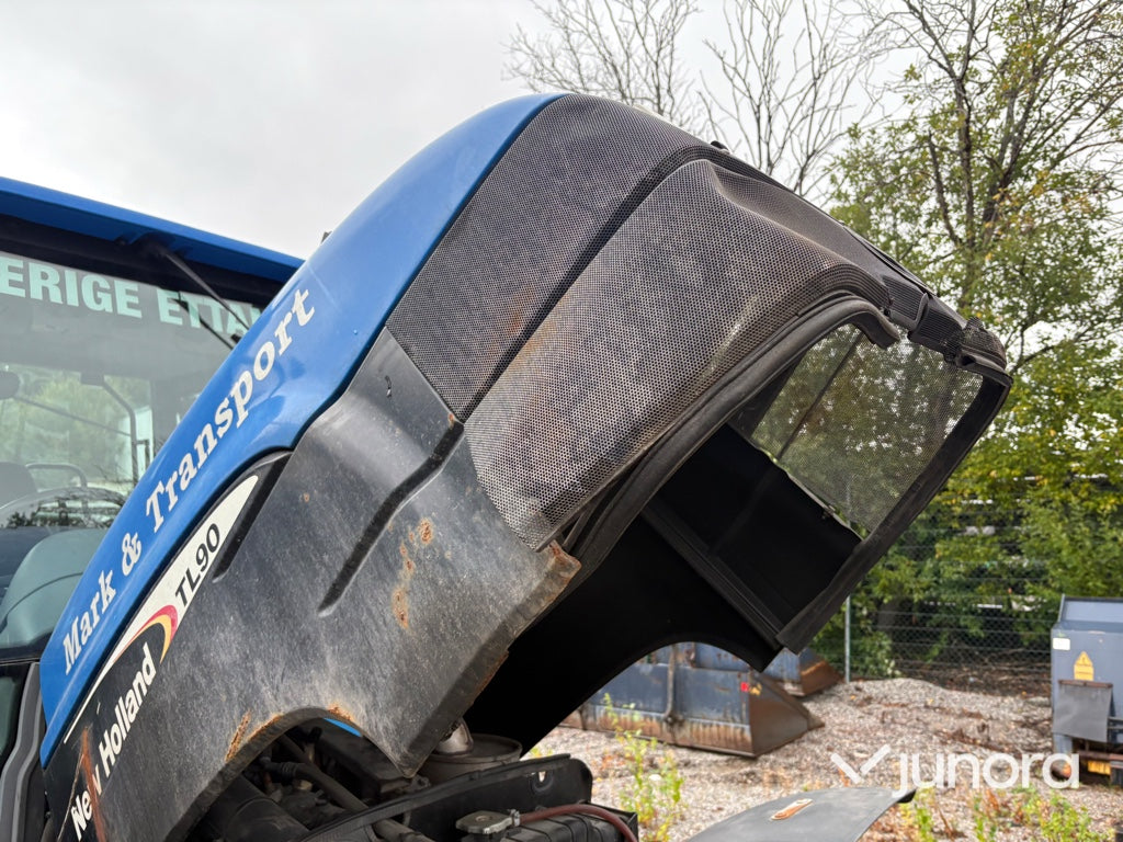 Traktor New Holland TL 90 med vikplog och sandspridare