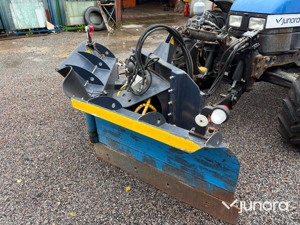 Traktor New Holland TL 90 med vikplog och sandspridare