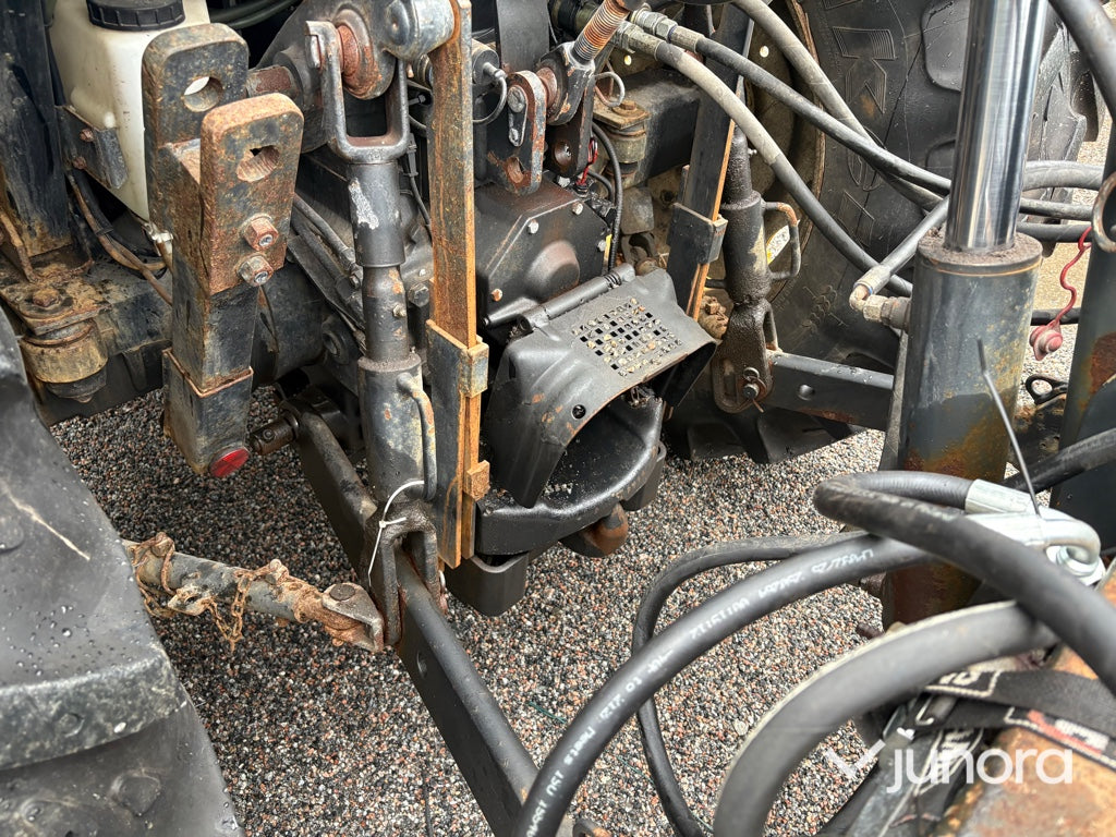Traktor New Holland TL 90 med vikplog och sandspridare