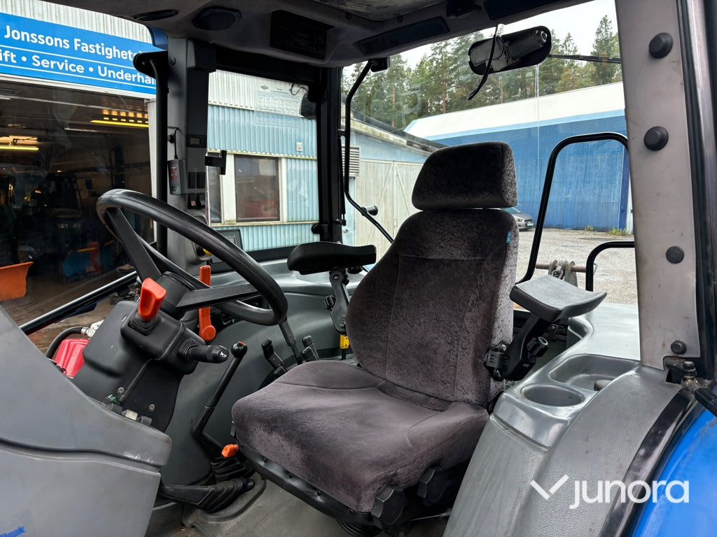 Traktor New Holland TL 90 med vikplog och sandspridare