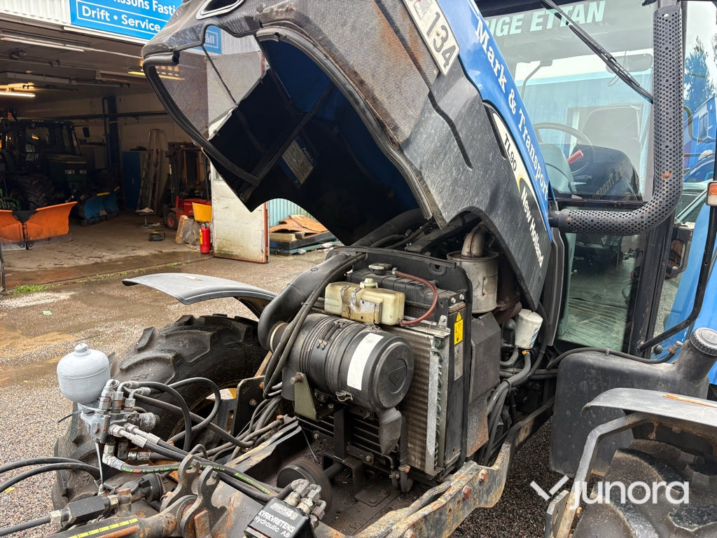 Traktor New Holland TL 90 med vikplog och sandspridare
