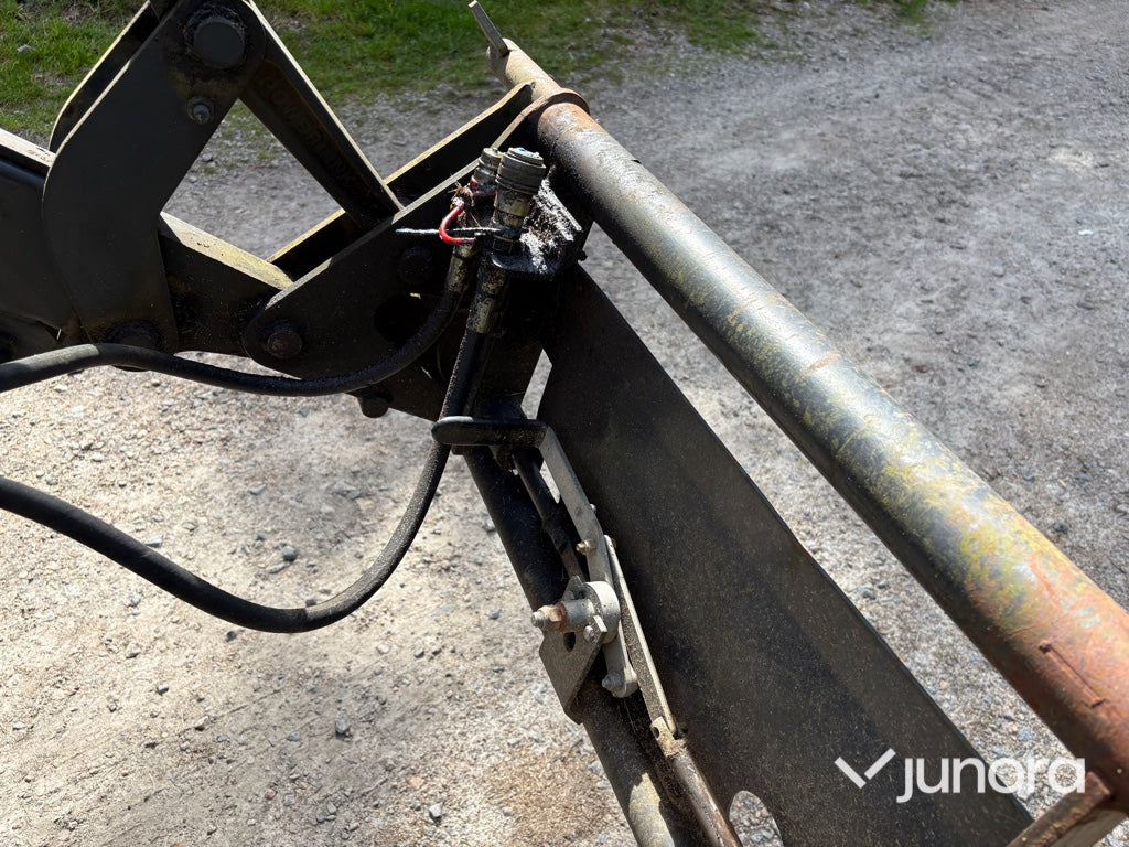 Traktor med lastare - Valmet 665-4, Trima 340