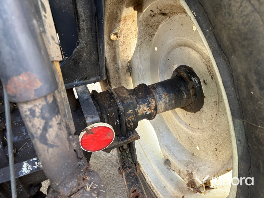 Traktor med lastare - Valmet 665-4, Trima 340