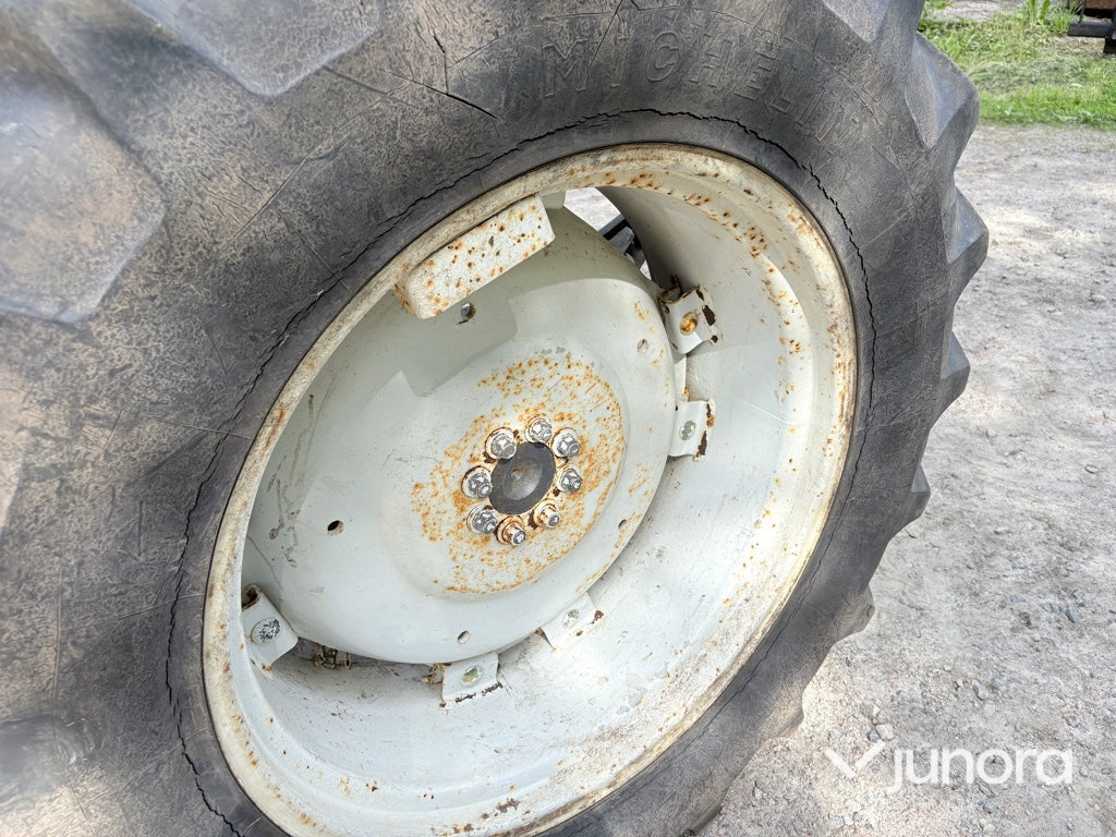Traktor med lastare - Valmet 665-4, Trima 340