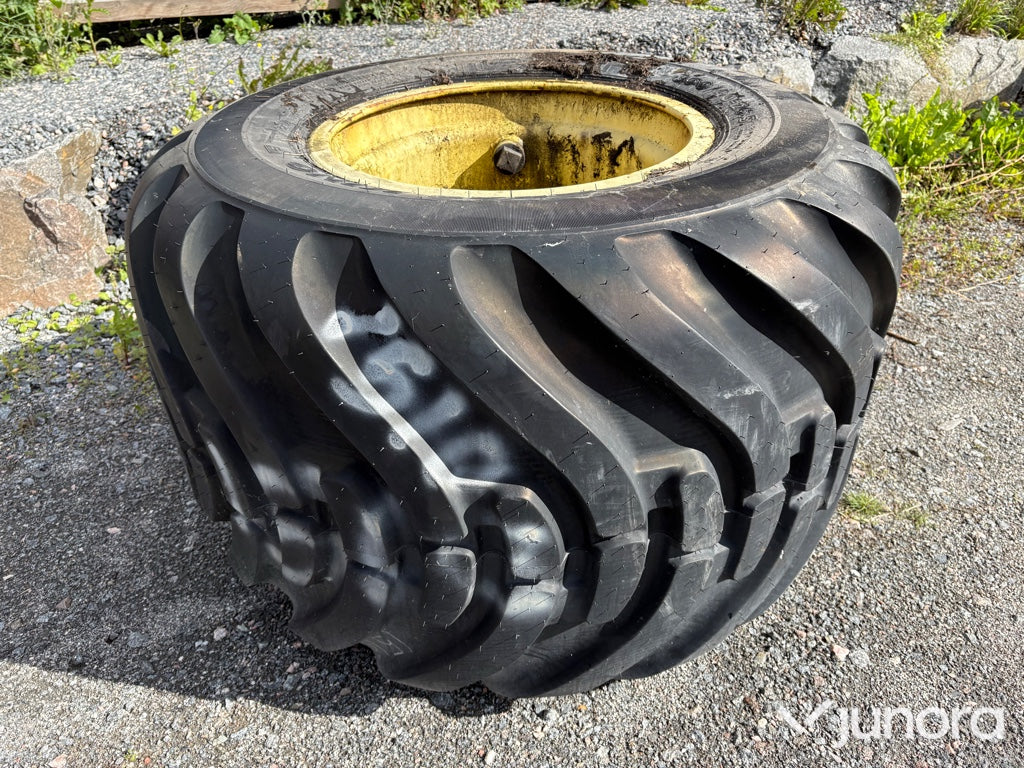Däck med fälg - Nokian, 800/40-26.5