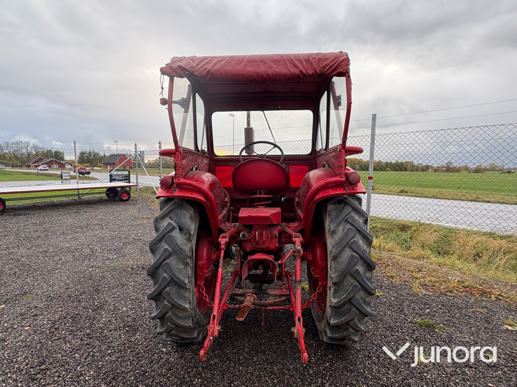 Traktor - Volvo T33, Perkins L4-diesel