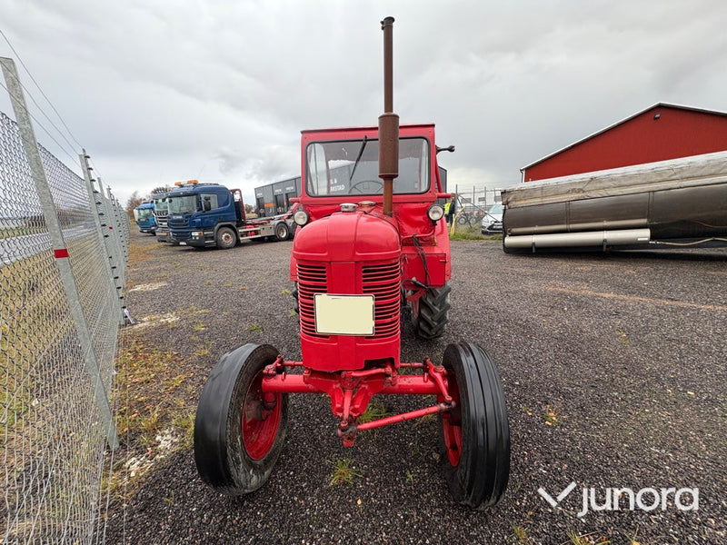 Traktor - Volvo T33, Perkins L4-diesel