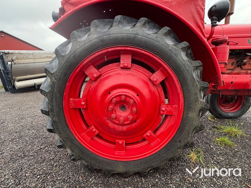 Traktor - Volvo T33, Perkins L4-diesel