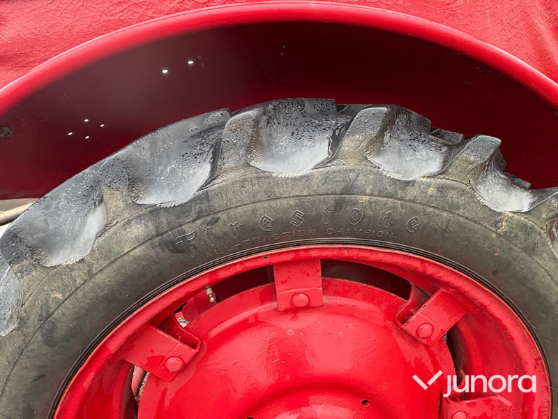 Traktor - Volvo T33, Perkins L4-diesel