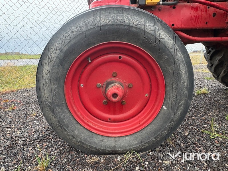 Traktor - Volvo T33, Perkins L4-diesel