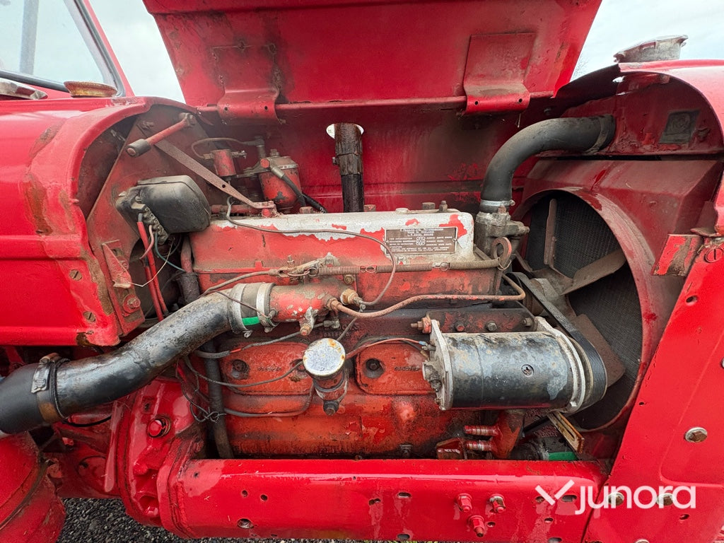 Traktor - Volvo T33, Perkins L4-diesel
