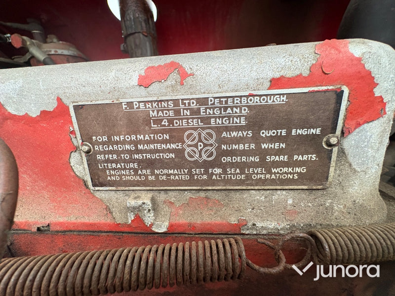 Traktor - Volvo T33, Perkins L4-diesel