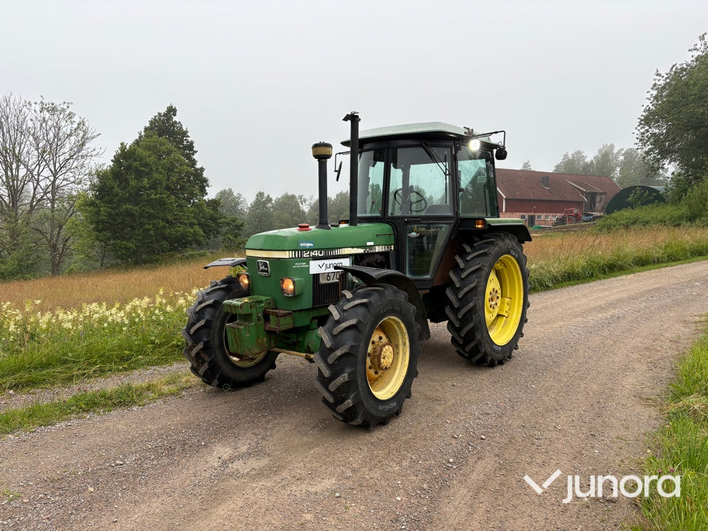 Traktor - John Deere 2140 4WD