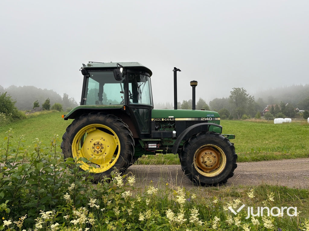 Traktor - John Deere 2140 4WD