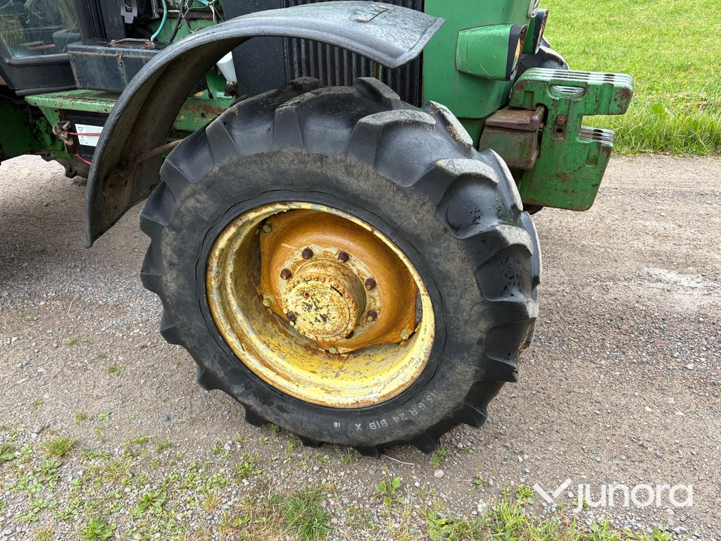 Traktor - John Deere 2140 4WD