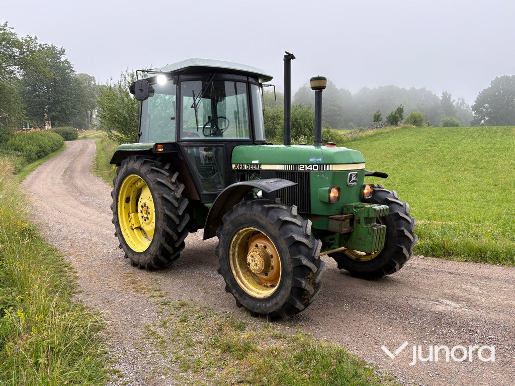 Traktor - John Deere 2140 4WD