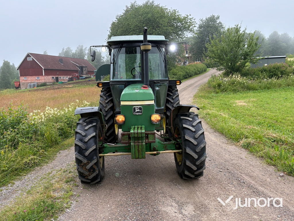 Traktor - John Deere 2140 4WD