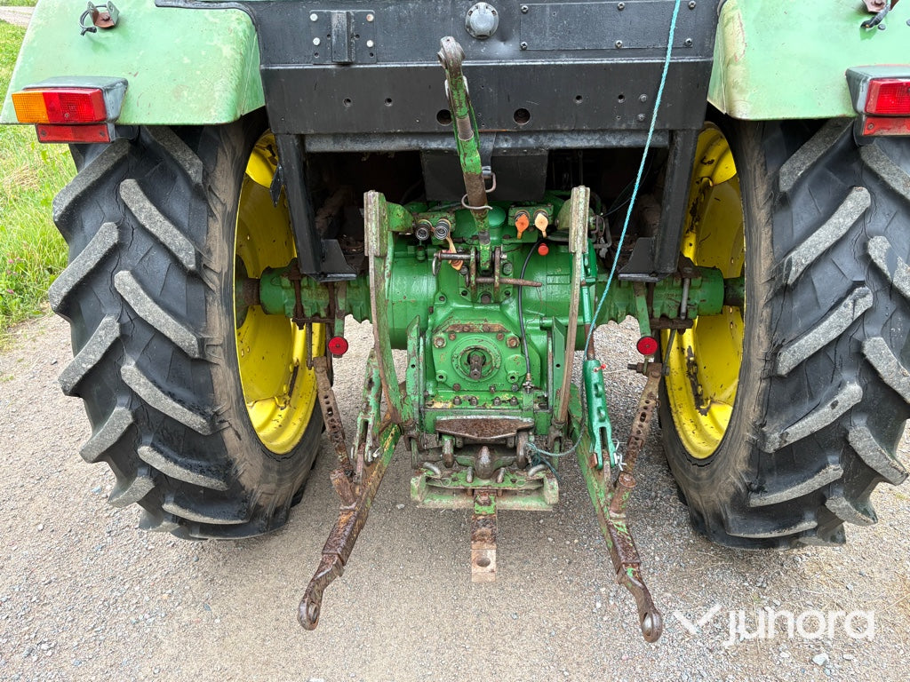 Traktor - John Deere 2140 4WD