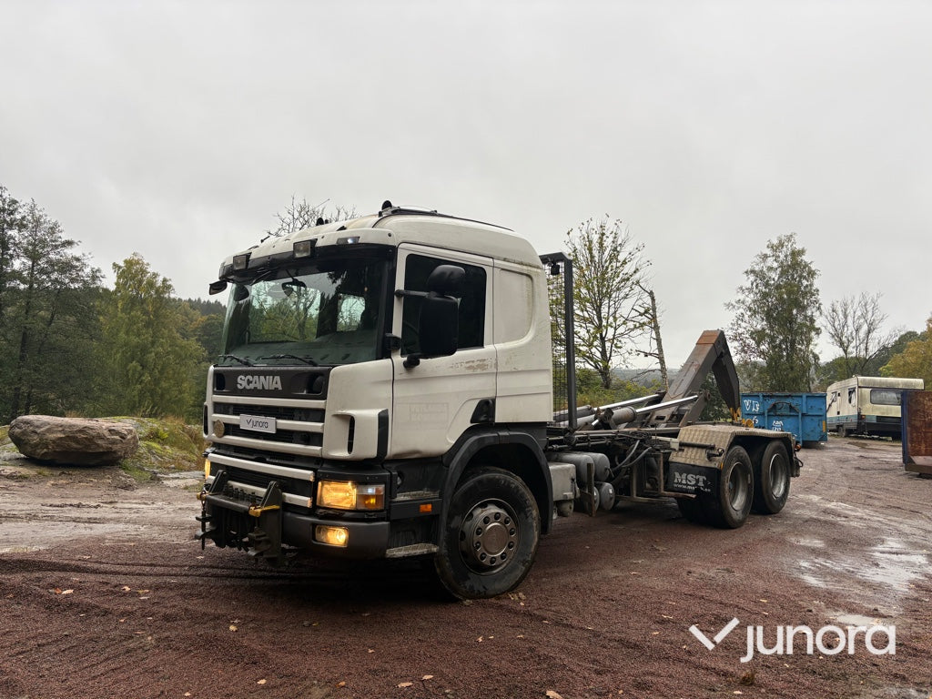 Lastväxlare med plog och spridare Scania P114 GB 6x2