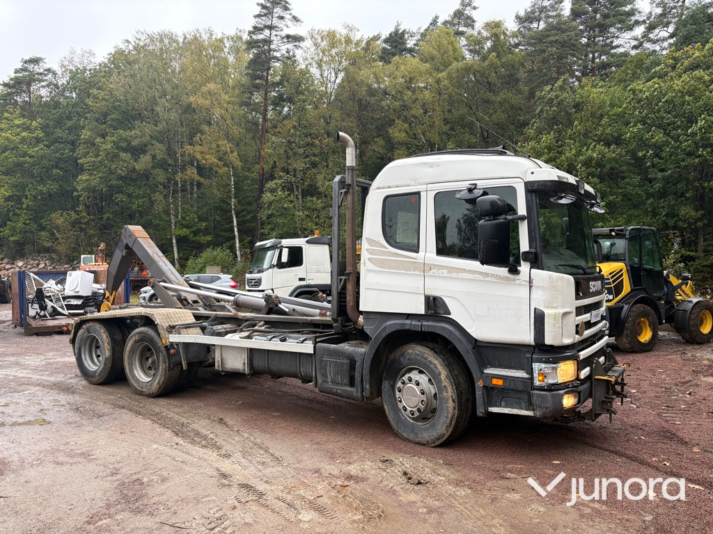 Lastväxlare med plog och spridare Scania P114 GB 6x2