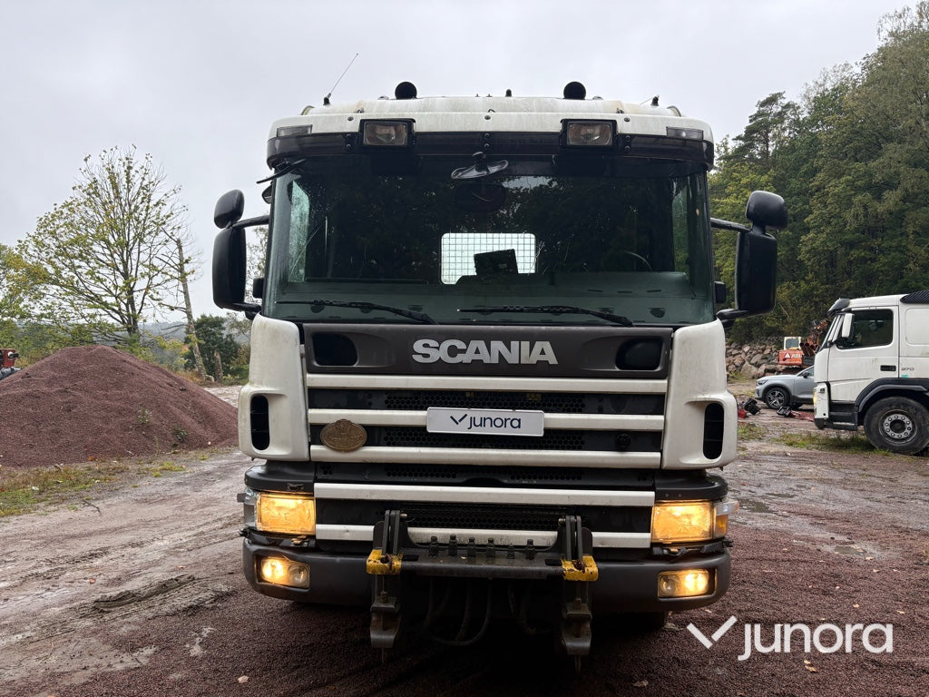 Lastväxlare med plog och spridare Scania P114 GB 6x2