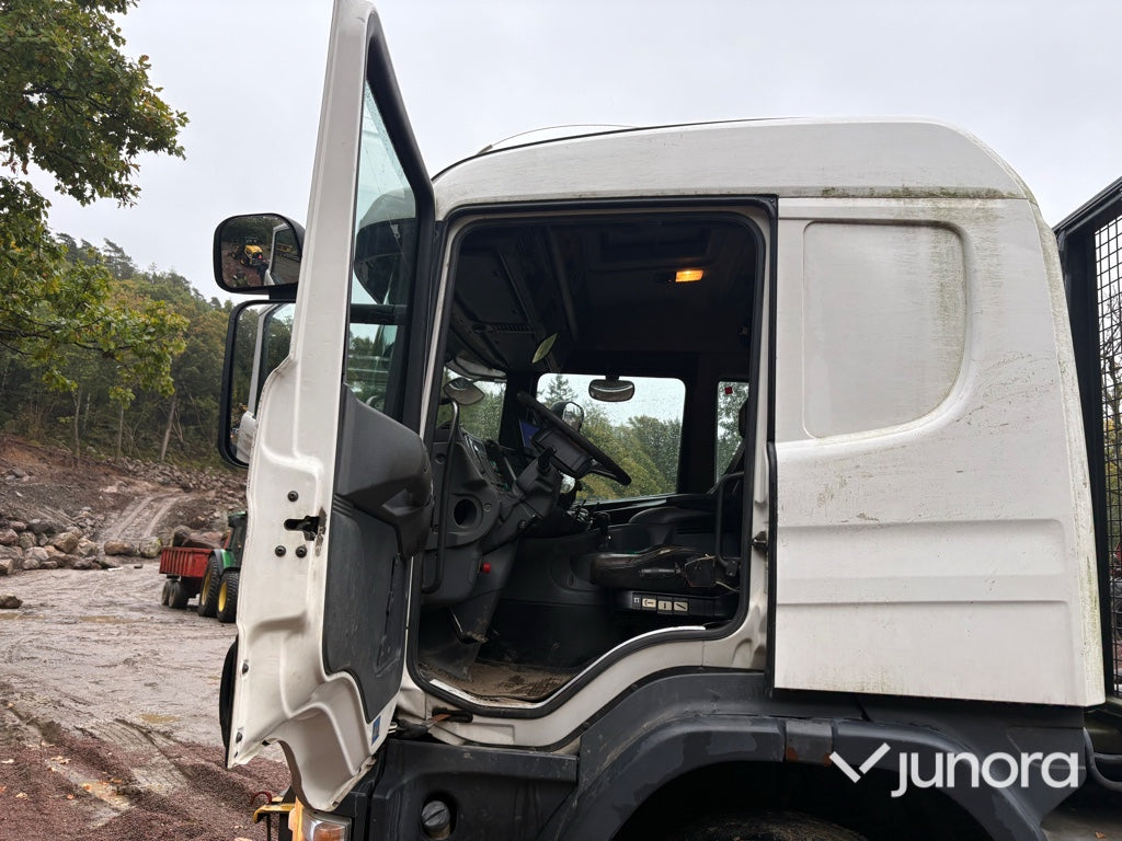 Lastväxlare med plog och spridare Scania P114 GB 6x2