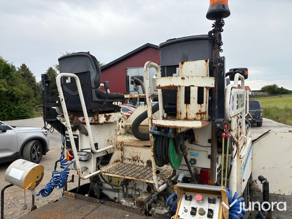 Asfaltsläggare Caterpillar BB730