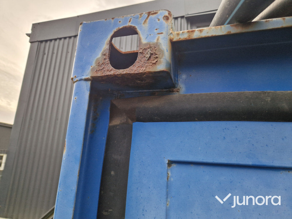Container 8 fot – med hyllor och elcentral