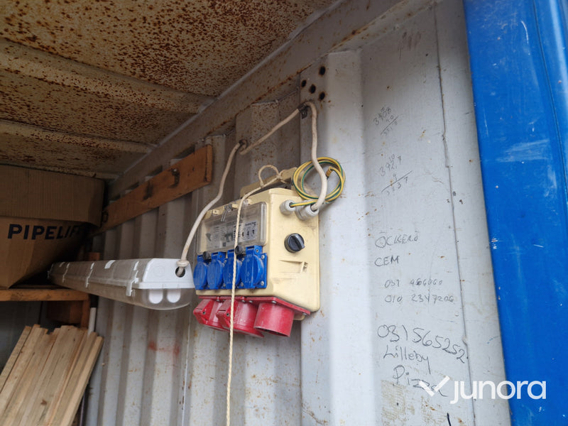 Container 8 fot – med hyllor och elcentral