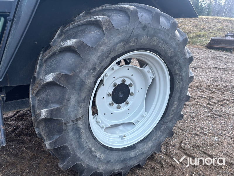 Traktor - Valtra Valmet 6550-4 Hi-Tech, med lastare