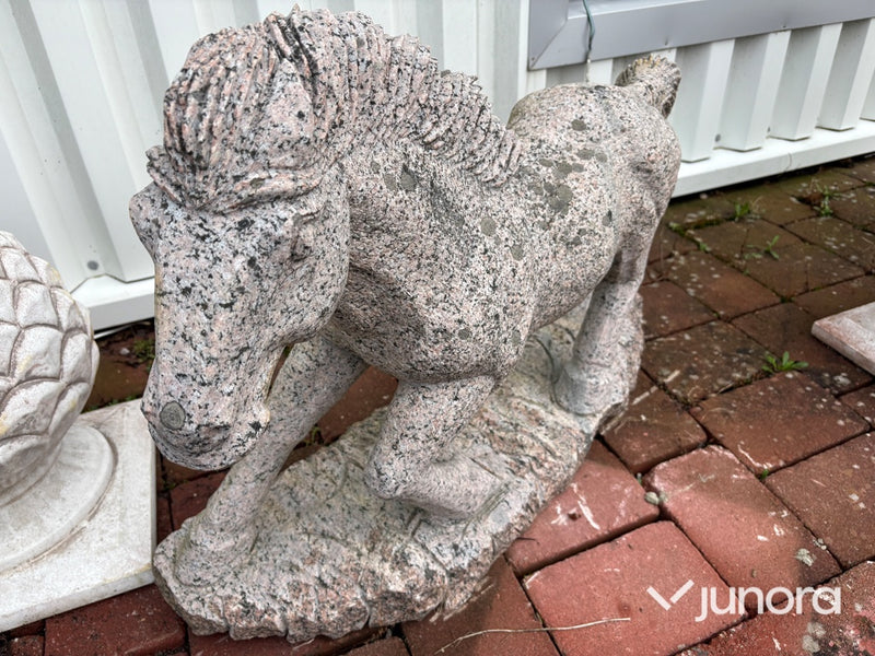 Stenskulptur – häst i granit