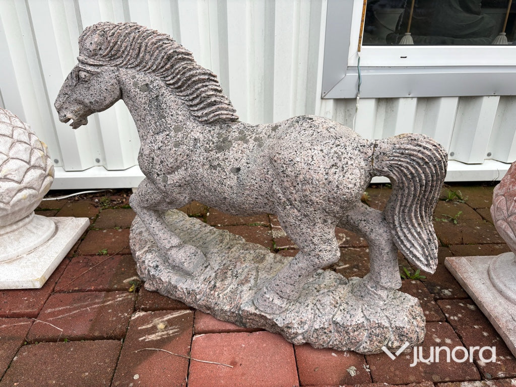 Stenskulptur – häst i granit