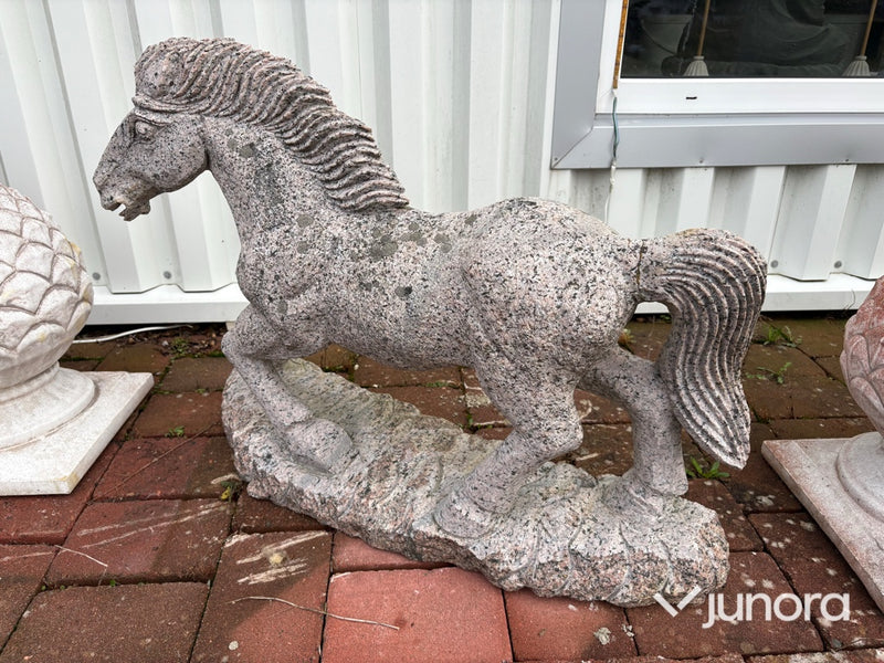 Stenskulptur – häst i granit