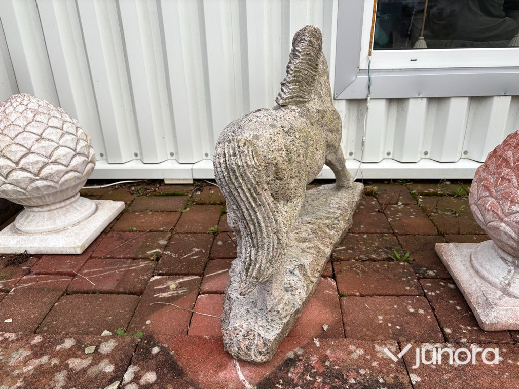 Stenskulptur – häst i granit