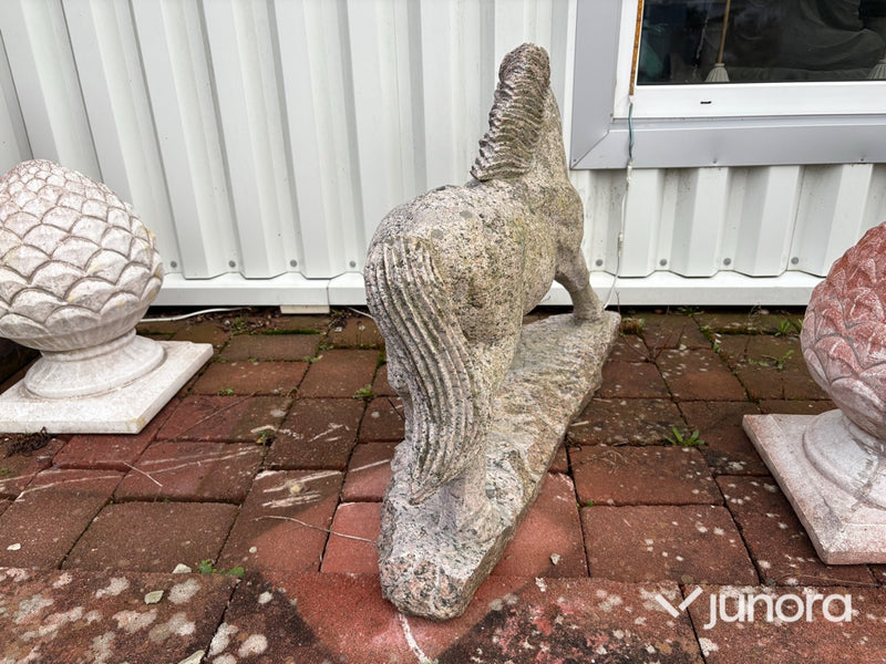 Stenskulptur – häst i granit