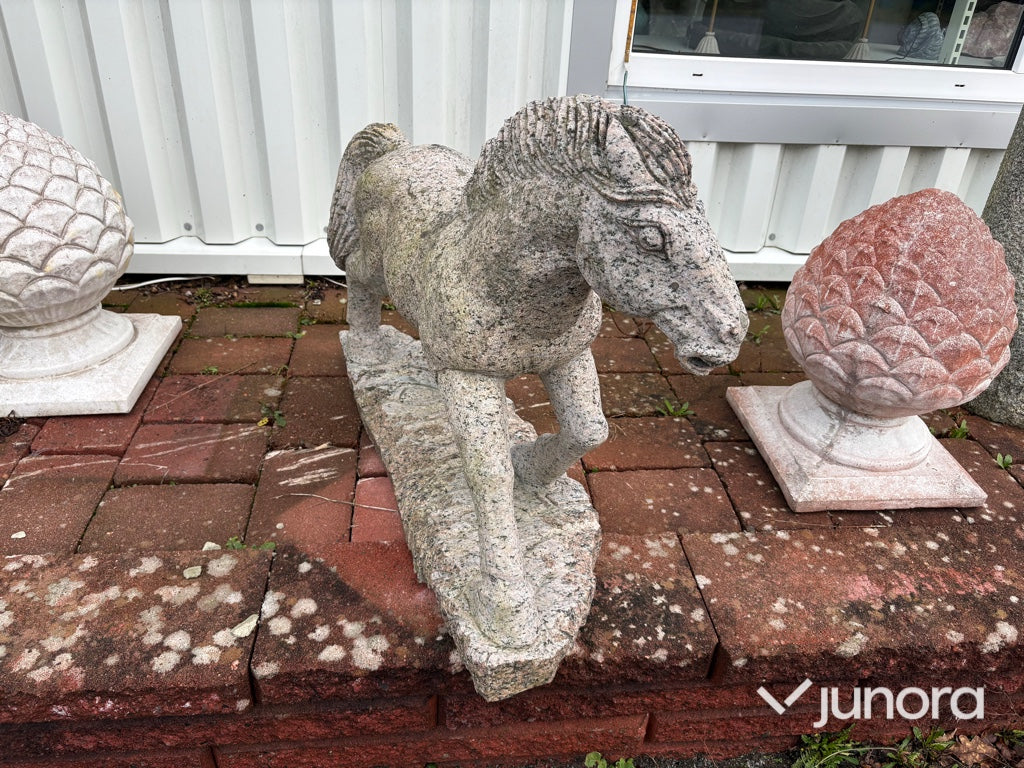 Stenskulptur – häst i granit